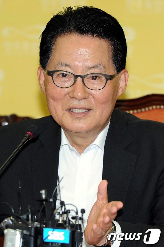 본문 이미지 - 민주통합당 박지원 비대위원장이 6일 오전 국회 당대표실에서 기자간담회를 열고 전당대회와 새누리당 박근혜 전 비대위원장 등에 대해 말하고 있다.2012.6.6/뉴스1 © News1 이광호 기자