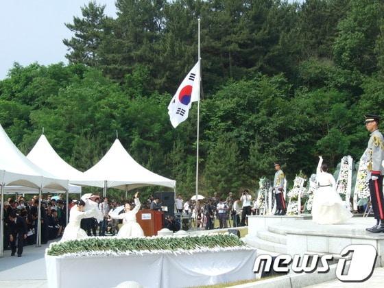 본문 이미지 - 울산지역 제58회 현충일 추념행사가 6일 9시 40분 기관·단체장, 국가유공자, 유가족, 시민 등 3000여 명이 참석한 가운데 울산대공원 내 현충탑 광장에서 거행된다. 사진은 지난해 행사 모습이다.© News1   김규신 기자