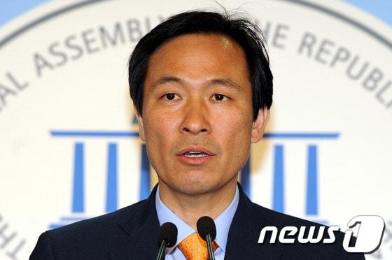 본문 이미지 - 민주통합당 당권도전에 나선 우상호 의원이 6일 오후 국회 정론관에서 기자회견을 열고 