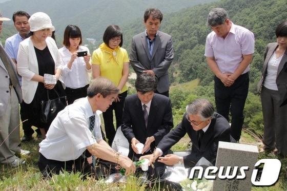 본문 이미지 - 민주통합당 문재인 상임고문이 현충일을 맞은 6일 오후 경북 칠곡군 동명면 학명공원의 위안부 피해자 故 문옥주 할머니의 묘소를 찾아 참배하고 있다. 2012.6.6/뉴스1 © News1 김대벽 기자