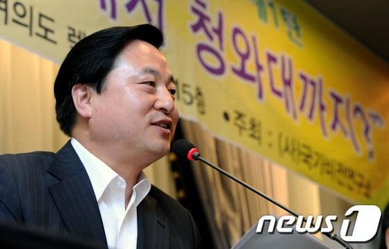 본문 이미지 - 김두관 경남도지사가 7일 오전 서울 여의도 렉싱턴호텔에서 (사)국가비전연구소 주최로 열린 2012 대선후보 초청 국가비전포럼에서 '계층 이동이 자유로운 공평사회'를 주제로 발제와 토론을 하고 있다. 2012.6.7/뉴스1 © News1 박정호 기자