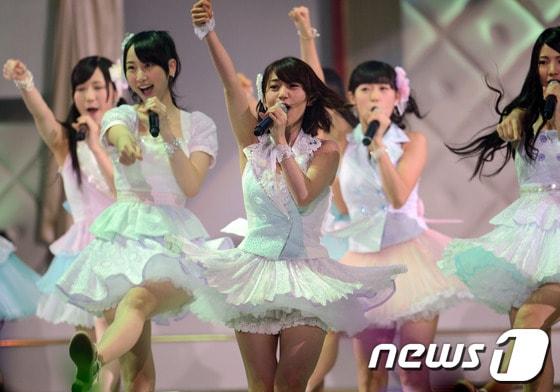 본문 이미지 - 일본 걸그룹 AKB48의 오시마 유코(가운데)와 다른 멤버들이 지난 6일 도쿄에서 열린 'AKB48 총선'에서 27번째 싱글 앨범의 사전 무대 공연을 하고 있다. AFP/TOSHIFUMI KITAMURA/News1, 무단전재 및 재배포 금지 © News1