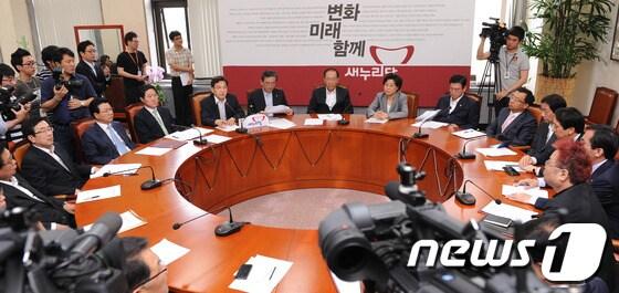 본문 이미지 - 7일 오전 서울 여의도 국회에서 새누리당 최고위원회의가 열리고 있다. 황우여 대표는 모두발언에서 