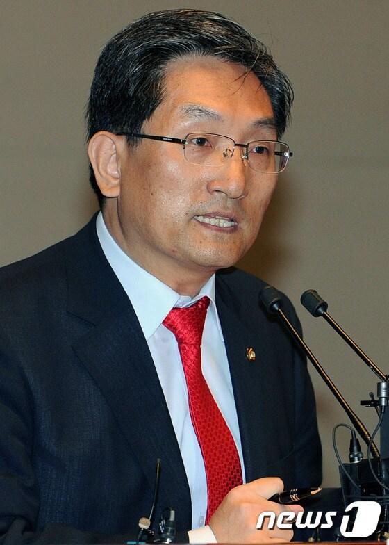 본문 이미지 - 7일 서울 여의도 국회의사당에서 열린 민주통합당 의원총회에서 노영민 의원이 모두 발언하고 있다. 노 의원은 