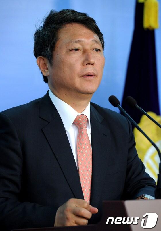 본문 이미지 -                                                 민주통합당 최재성 의원이 7일 오전 서울 여의도 국회 정론관에서 종북논란 관련 브리핑을 하고 있다. 2012.6.7/뉴스1 © News1 박정호 기자