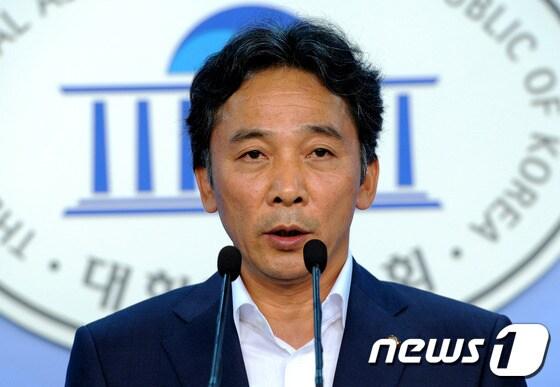 본문 이미지 - 통합진보당 정진후 의원이 7일 오후 서울 여의도 국회 정론관에서 반값등록금 관련 5대 법안 입법 관련 기자회견을 하고 있다. 2012.6.7/뉴스1 © News1 박정호 기자