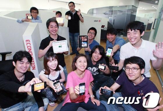 본문 이미지 - 앱 개발자들이 에코노베이션 센터에서 포즈를 취하고 있다.(출처=KT) © News1 