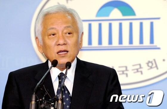 본문 이미지 - 민주통합당 당대표 경선에 출마한 김한길 의원이 8일 오전 서울 여의도 국회 정론관에서 기자회견을 하고 있다. 김 후보는 