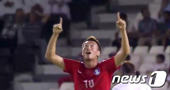 본문 이미지 - 김신욱 선수가 8일 저녁(현지시간) 카타르 알 사드 스타디움에서 열린 브라질 월드컵대회 아시아지역 최종예선 카타르전에서 세번째골을 넣은 뒤 기뻐하고 있다. (JTBC 화면캡쳐) 2012.6.9/뉴스1 © News1   이명근 기자