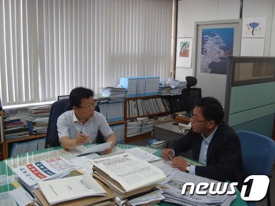 본문 이미지 - 7일 오전 새누리당 안효대(울산 동구) 의원 울산사무국에서 박재관 사무국장과 김창민 기획조직실장이 일정회의를 하고 있다© News1 