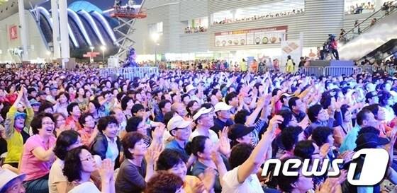 본문 이미지 - 30일 디지털 갤러리에서 열린 장사익이 출연한 팝 페스티벌 공연에 관람객들이 박수를 치며 환호하고 있다/© News1 김상렬 기자 