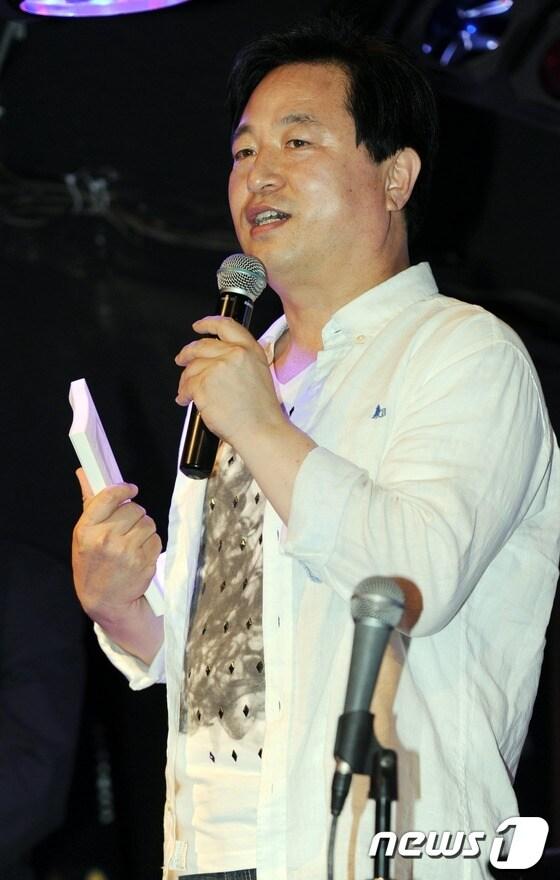 본문 이미지 - 민주통합당 대선 주자인 김두관 경남지사가 1일 오후 서울 대학로 라이브클럽에서 열린 김 지사의 외곽 지원조직인 ‘피어라 들꽃’ 창립 제안 모임에서 인사말을 하고 있다. 2012.7.1/뉴스1 © News1 허경 기자