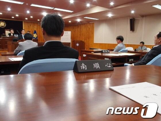 본문 이미지 - 공직선거법 위반으로 사퇴 압박을 받고 있는 남순심 광주 동구의회 부의장이 10일 임시회에 불참했다. 남 부의장의 자리에 명패만 덩그러니 놓여있다. © News1 김호 기자 