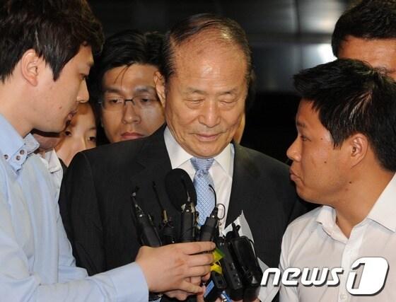 본문 이미지 - 저축은행에서 거액을 받은 혐의로 구속영장이 청구된 이상득 전 새누리당 의원이 11일 저녁 구속이 결정된 뒤 서울 서초구 대검찰청을 나서며 취재진의 질문공세를 받고 있다. 2012.7.11/뉴스1 © News1 허경 기자