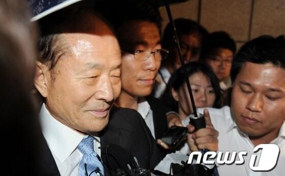 본문 이미지 - 저축은행에서 거액을 받은 혐의로 구속영장이 청구된 이상득 전 새누리당 의원이 11일 새벽 구속이 결정된 뒤 서울 서초구 대검찰청을 나서며 취재진의 질문공세를 받고 있다. 2012.7.11/뉴스1 © News1   허경 기자