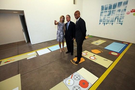 본문 이미지 - 블룸버그 뉴욕시장이 초소형 아파트 단면도 위에 서 있다. (Daily Mail.co.uk) © News1 