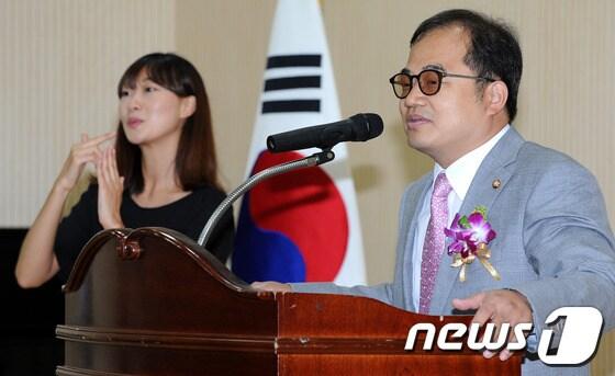 본문 이미지 - 최동익 민주통합당 의원이 11일 오전 서울 종로구 신교동에서 열린 '종로장애인복지관 세종마을 푸르메센터 개관식'에 참석해 축사를 하고 있다. 푸르메센터는 양·한방이 통합된 재활센터와 장애인 전용 치과의원, 종로장애인복지관이 함께 들어와 있으며 차량 180여대를 댈 수 있는 공영주차장도 포함돼 있다. 2012.7.11/뉴스1 © News1 박지혜 기자