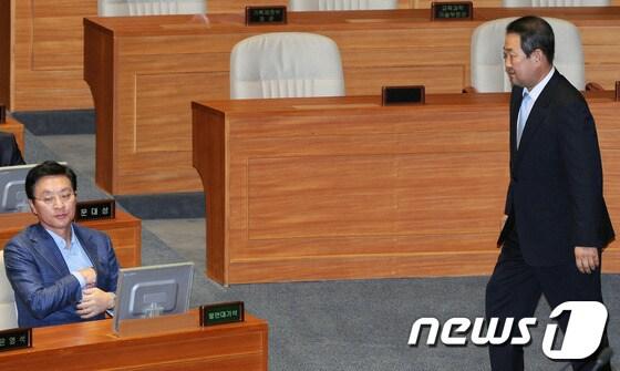 본문 이미지 - 무소속 박주선의원이 11일 서울 여의도 국회의사당 본회의장에서 신상벌언을 마친 후 신상발언을 준비중인 새누리당 정두언 의원을 쳐다보고 있다. 이날 상정된 정두언 의원의 체포동의안은 부결되었고,박주선 의원의 체포동의안은 가결되었다. 2012.7.11/뉴스1 © News1 이종덕 기자
