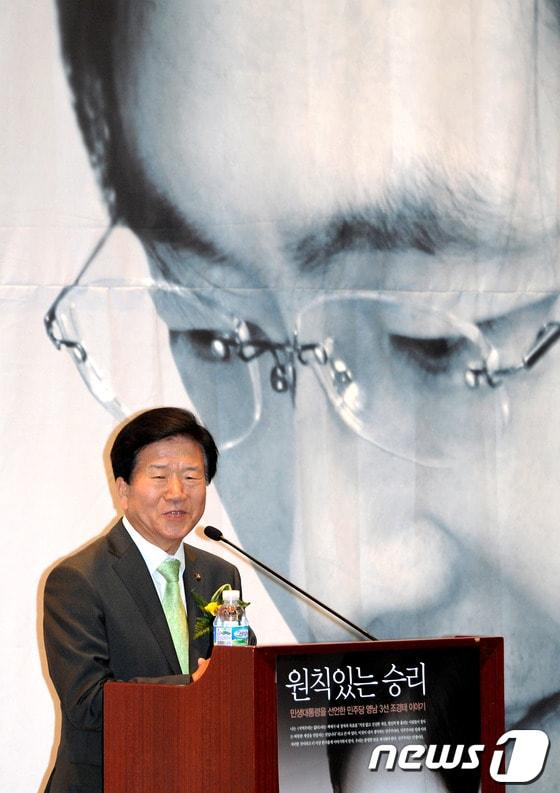 본문 이미지 - p박병석 국회부의장은 산업 스파이 처벌을 강화하는 것을 골자로 한 ‘산업기술의 유출방지 및 보호에 관한 법률’(산업기술 유출방지법) 개정안을 발의할 예정이다. 사진은 지난 11일 조경태 의원 출판기념회에서 축사를 하는 모습./p