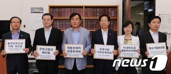 본문 이미지 - 민주통합당 박기춘 원내수석부대표와 이용섭 정책위의장 등 의원들이 12일 오전 서울 여의도 국회에서 경제민주화 관련 당론발의 법안들을 제출하기 위해 의안과로 들어서 취재진을 향해 포즈를 취하고 있다. 2012.7.12/뉴스1 © News1 양동욱 기자
