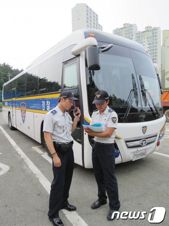 본문 이미지 - 12일 오후 포항지역 치안현장에 투입된 경찰관 기동대원들이 순찰활동을 하고 있다./최창호 기자© News1 