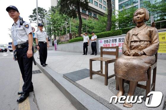 본문 이미지 - 지난 2012년 6월19일 주한일본대사관 앞의 평화비에 말뚝을 놓고 간 일본인 스즈키 노부유키씨가 다시 말뚝 테러를 할 수 있다고 예고한 가운데 서울 종로구 일본대사관 앞의 평화비 소녀상 인근에서 경찰이 경계근무를 강화하고 있다. © News1 박세연 기자