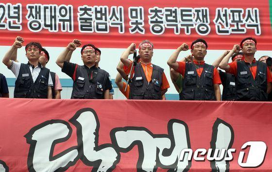 본문 이미지 - 현대자동차 노조는 올해 임금·단체협약 교섭을 앞두고 '4·4·5 필승 전략'을 마련했다. 사진은 지난해 7월 열린 현대차 노조 파업 출정식. / 뉴스1 자료사진 © News1 변의현 기자