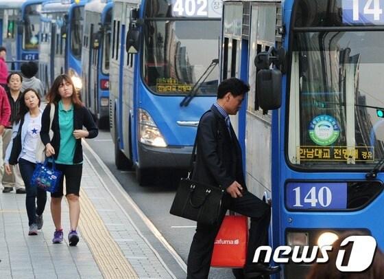 본문 이미지 -                                                   서울시는 2004년 교통약자를 위해 저상버스를 도입했다. © News1  