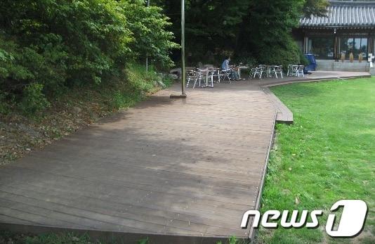 본문 이미지 - 넓은 잔디밭 뒤로 한옥 양식으로 지어진 문제의 별장 건물이 보이고 있다. /사진=구리시 제공 © News1  