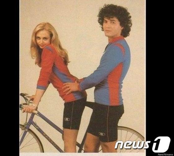 본문 이미지 - '벗고 찍은 게 아니라구요.' 뒤에 서있는 여자가 나체로 사진을 찍은 것 같지만, 자세히 보면 두 사람의 팔이 겹쳐져 생긴 눈의 착각이다. (Huffington Post) © News1 