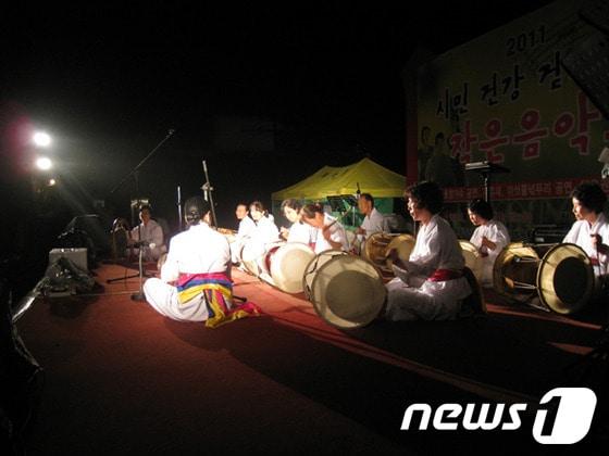 본문 이미지 - 지난해 한 여름 밤의 푸른음악회 모습.(사천시 벌용동주민자치위원회 제공) © News1 