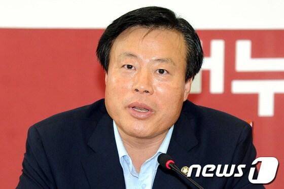 본문 이미지 - 대법관 인사청문회특위 간사인 새누리당 이한성 의원이 17일 오후 국회 원내대표실에서 기자간담회를 열고 