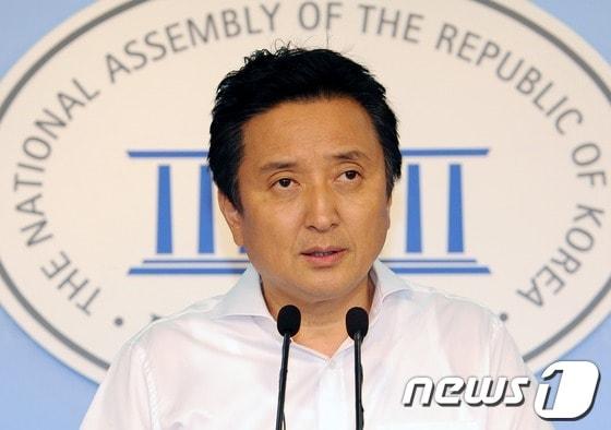 본문 이미지 - 민주통합당 대통령 경선후보인 김영환 의원이 17일 서울 여의도 국회의사당 정론관에서 기자회견을 열고민주통합당 대선후보 경선에서 컷오프 룰 변경에 반대한다고 밝혔다. 2012.7.17/뉴스1 © News1 이종덕 기자