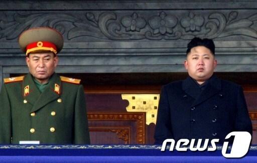 본문 이미지 - 지난해 12월 29일 김정일 북한 국방위원장 장례식에서 나란히 연단에 선 김정은 국방위원회 제1위원장과 리영호 전 인민군 총참모장 © AFP=News1 여인옥 