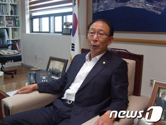 본문 이미지 - 울산 동구의회 장만복 의장이 지난 18일 의장실에서 진행된 뉴스1과의 인터뷰에서 후반기 원 구성 과정을 설명하고 있다. © News1 