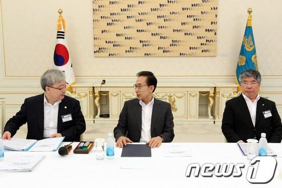 본문 이미지 - 이명박 대통령이 19일 오전 청와대에서 열린 제128차 비상경제대책회의에서 김석동 금융위원장(왼쪽), 김중수 한은총재(오른쪽)와 담소하고 있다.(청와대 제공) © News1 