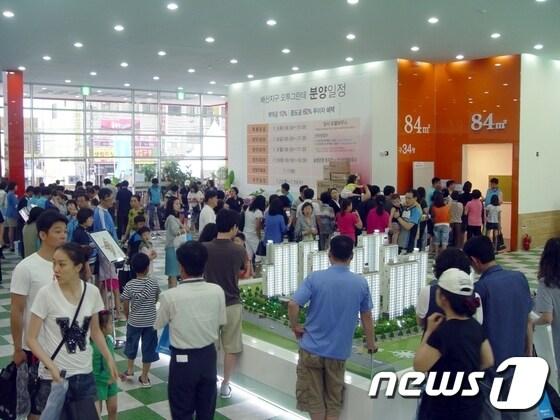 본문 이미지 - 전북 익산시 인화동에 위치한 제일건설 '오투그란데' 견본주택을 찾은 방문객들이 둘러보고 있다. © News1  