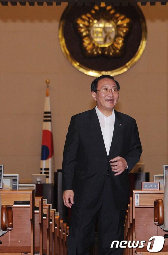 본문 이미지 - 통합진보당 노회찬 의원이 19대 국회 개원 첫날인 2일 오전 서울 여의도 국회에서 열린 본회의에 참석하고 있다. 2012.7.2/뉴스1 © News1 양동욱 기자