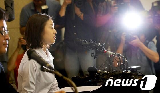 본문 이미지 - 피겨여왕 김연아가 2일 오후 서울 태릉선수촌에서 긴급 기자회견을 하고 있다. 2012.7.2/뉴스1 © News1 이명근 기자
