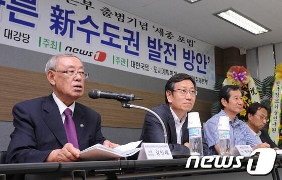 본문 이미지 - 20일 오후 세종특별자치시 행정중심복합도시 건설청 대강당에서 뉴스1 창사 1주년 및 세종·충북취재본부 출범기념으로 개최된 '세종포럼'에서 김안제 초대 행정중심복합도시건설추진위원장(왼쪽)이 토론을 주재하고 있다. 2012.7.20/뉴스1 © News1   박철중 기자