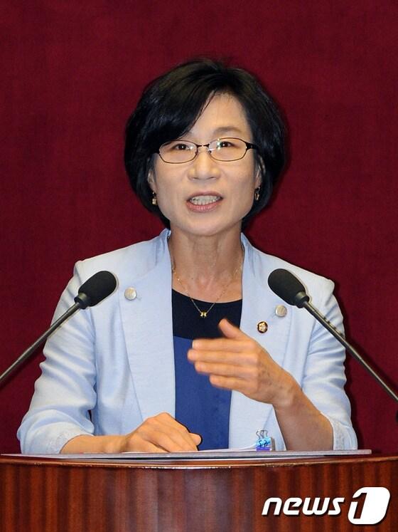 본문 이미지 - 통합진보당 김제남 의원이 20일 서울 여의도 국회 본회의장에서 경제에 관한 대정부질문을 하고 있다. 201.7.20/뉴스1 © News1 이종덕 기자