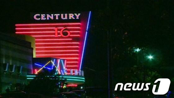 본문 이미지 - 19일 총기난사 사건이 발생한 미 콜로라도 덴버의 한 영화관 (CNN) © News1 