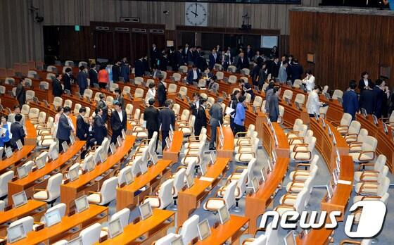 본문 이미지 - 민주통합당이 제출한 국무총리 해임건의안을 강창희 국회의장이 직권상정한 20일 오후 서울 여의도 국회 본회의장에서 열린 임시국회 본회의에서 해임건의안이 정족수 미달로 안건무효 처리된 후 산회되고 있다. 민주통합당은 최근 한일 군사정보보호협정 '밀실 추진' 논란의 책임을 물어 김 총리에 대한 해임건의안을 당 소속 의원 127명의 이름으로 지난 17일 국회에 제출했다. 2012.7.20/뉴스1 © News1 박정호 기자