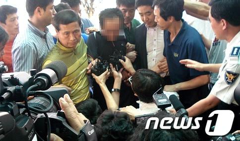 본문 이미지 - 22일 통영에서 실종됐던 한아름양(10)의 살해범 용의자 김모씨(45)가 검거돼 경남 통영경찰서로 압송되고 있다. © News1 서용찬 기자 