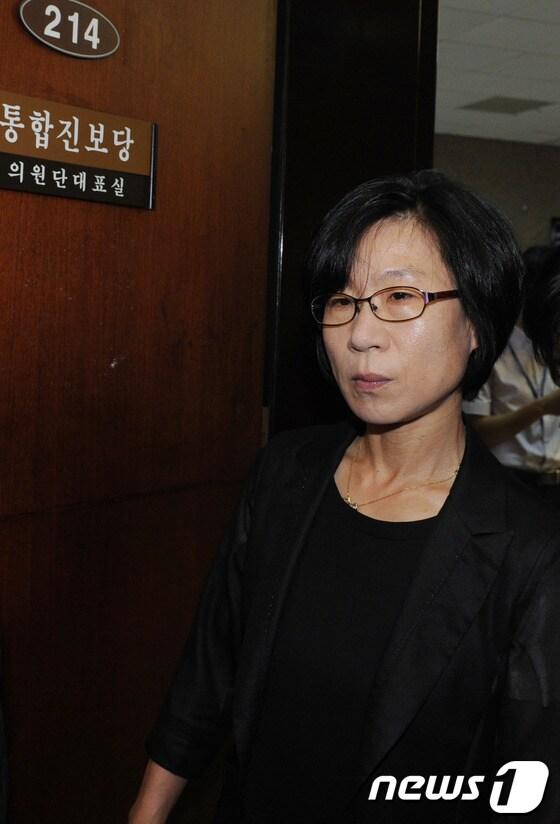 본문 이미지 - 통합진보당 김제남 의원이 23일 오전 서울 여의도 국회 당 의정대표단에서 이석기ㆍ김재연 의원 제명처리를 위한 의원총회를 위해 회의장으로 들어오고 있다. 한편 심상정 원내대표는 모두 발언을 통해 