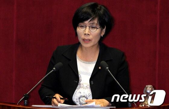 본문 이미지 - 최민희 민주통합당 의원이 23일 오후 서울 여의도 국회 본회의장에서 속개된 교육·사회·문화 분야 대정부질문에서 인사말을 하고 있다. 2012.7.23/뉴스1 © News1 박정호 기자