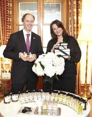 본문 이미지 - 영국대사관저에 서 론칭 행사 개최_주한 영국대사와 조 말론 런던 본사에서 온 데비 와일드.(사진=조 말론 런던 제공)© © News1  