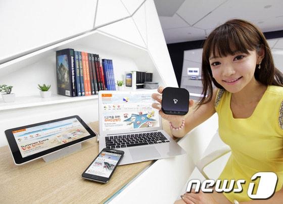 본문 이미지 - 모델이 SK텔레콤의 와이브로 서비스를 소개하고 있다.(사진=SK텔레콤) ⓒ News1