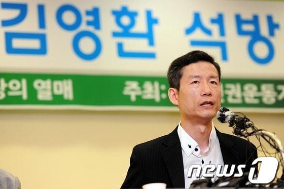 본문 이미지 - 114일 동안 중국에 강제 구금됐다 석방된 북한인권운동가 김영환 씨가 25일 오전 서울 중구 정동 사랑의 열매 회관에서 석방 기자회견을 갖고 있다. 기자회견에서 김씨는 중국에서 체포된 경위와 구금 시설에 수용된 이후 상황, 앞으로의 계획 등에 대해 밝혔다. 2012.7.25/뉴스1 © News1 한재호 기자