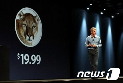 본문 이미지 - 지난 6월 11일(현지시간) 미국 샌프란시스코에서 열린 '세계 개발자 회의(WWDC)'에서 크레이그 페더리기 애플 부사장이 '마운틴 라이언'에 대한 프레젠테이션을 진행하는 모습. ©AFP=News1 